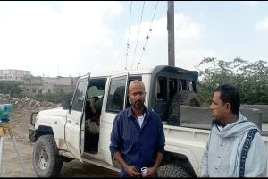 مدير عام خنفر "اليوسفي" يتفقد أعمال صيانة شبكتي المياه والصرف الصحي في الخط الدائري بجعار