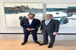 السفير الأمريكي يبحث مع السلطان نواف العفيفي آفاق دعم السلام والمسار السياسي