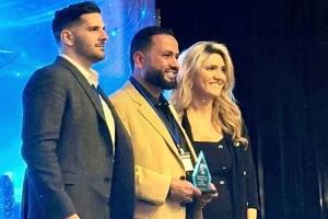 من عدن إلى أمريكا.. يمني يحقق إنجازاً عالمياً ويتوج بلقب "القائد الاقتصادي"