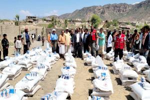 المدير العام بكر الشاعري يدشن توزيع السلة الغذائية بمنطقة حمرات بمديرية قعطبة