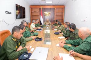 طارق صالح يطلع على إصلاحات وزارة الداخلية ويترأس اجتماعاً لقطاع الأمن في الساحل الغربي