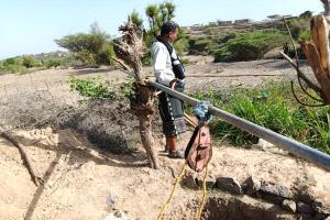 مدير الموارد المائية بالمسيمير يوقف بئراً مخالفة في حبيل حنش ويحذر من الحفر العشوائي الذي يهدد المياه الجوفية بالمديرية