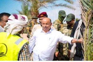 محافظ حضرموت يدشن مشروع إعادة تأهيل شارع مطار الريان