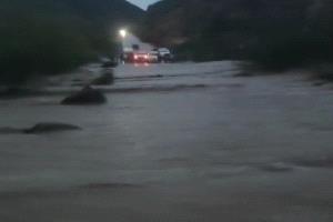 أمطار غزيرة وسيول جارفة تضرب مناطق في أبين وتقطع الطريق بين لودر والحضن لساعات