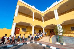 مدرسة جديدة بلا معلمين.. شكوى من أهالي مدينة الشعب تكشف أزمة تعليمية في البريقة