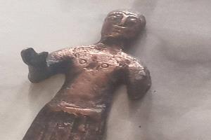 شباب يعثرون على مقتنيات قديمة في الوضيع وسط مطالبات بحماية الموقع