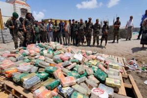 تنفيذا لتوجيهات النائب العام ..النيابة الجزائية في عدن تُتلف أكثر من طن من المواد المخدرة