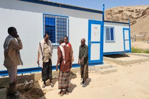 مدير عام ساه يتفقد الأضرار بمدرسة الخامرة للبنات ويطلع على وضع مساحات المصالح العامة بالمنطقة