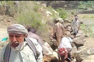 أهالي رخمة بيافع رصُد ينفذون مُبادرة مجتمعية لتوسعة وتأهيل طريق الزغرور