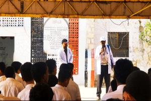 فريق الاستجابة السريعة بالغيضة يدشن نشاط التوعية الصحية حول مرض الحصبة بمدارس مديرية الغيضة .