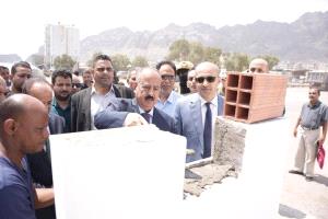 رئيس الوزراء يضع حجر الأساس للمرحلة الثانية من مشروع تطوير مداخل ميناء عدن