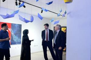 جولة ثقافية في خور مكسر… سفير الاتحاد الأوروبي يزور “عدن أجين” ويشيد بإبداع سمر سامي