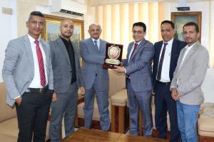 وحدة جمع المعلومات المالية تمنح محافظ البنك المركزي درعاً تذكارياً نظير دعمة للوحدة لمكافحة غسل الاموال وتمويل الإرهاب