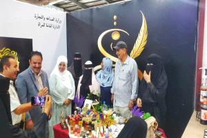 نائب مدير مكتب الصناعة والتجارة بعدن يتفقد معرض المنتجات الوطنية