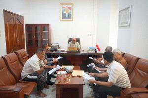 الخنبشي يشدد على أهمية الالتزام بالقوانين واللوائح وتصحيح الأوضاع المالية