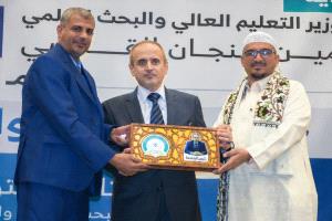 جامعة القرآن الكريم والعلوم الإسلامية تُكرّم وزير التعليم العالي السابق الأستاذ الدكتور خالد الوصابي بعدن