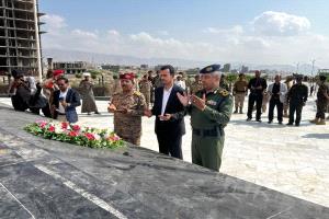 وكيل حضرموت الجيلاني واللواء اليميني والعميد الجابري يضعون إكليلًا من الورود على ضريح الجندي المجهول