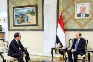 رئيس الوزراء وزير الخارجية وشؤون المغتربين يستقبل السفير الياباني لدى اليمن