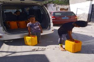 أبناء حي اللواء السادس بخورمكسر يناشدون السلطات في عدن التدخل العاجل لإنهاء أزمة المياه