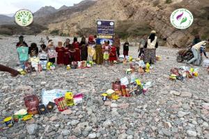 ذو النورين وبن شعيله يصلان إلى قرى نائية في أبين ويوزعان مساعدات إنسانية