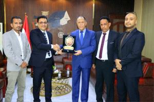 وحدة جمع المعلومات المالية بالبنك المركزي تكرّم الوزير الأشول لجهوده في مكافحة غسل الأموال وتمويل الإرهاب