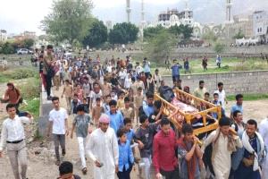 تعز.. تشييع مهيب لطفل قُتل برصاص قنّاص حوثي وسط إدانات واسعة