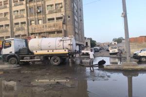 فرق مؤسسة مياه عدن تضاعف جهودها لصيانة شبكات الصرف الصحي في عدد من الأحياء بالشيخ عثمان