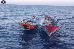 خفر السواحل تضبط قاربين متورطين في أنشطة تهريب وممنوعات في عرض البحر