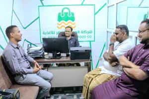 شركة الموج الأخضر تهدي شباب القرن بسيئون طقماً رياضي