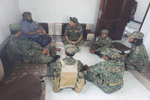 نائب قائد الحملة الأمنية بمديرية المضاربة يلتقي مدير قسم شرطة خور العميرة