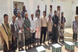 برعاية المحافظ ابن الوزير وبتمويل مركز الملك سلمان.. تدشين توزيع سلال غذائية للأسر المحتاجة بمديرية رضوم