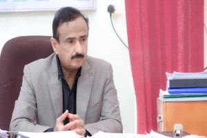 محافظ شبوة يناقش سير مشروع المساعدات الغذائية الطارئة ويطلع على نشاط البريد والرقابة على الأسواق