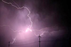 تحذيرات جوية: أجواء حارة وأمطار رعدية تضرب عدداً من المحافظات