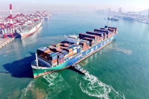 أكثر من 100 تاجر يمني يطلقون استغاثة عاجلة: حاويات عالقة في دبي واتهامات بابتزاز شركة ملاحية