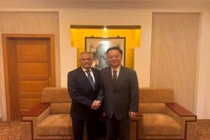 سفير بلادنا يبحث مع مسؤول صيني تطورات الوضع في اليمن وآفاق التعاون الثنائي