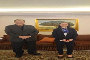 علي ناصر محمد يدعو لمؤتمر يمني شامل خلال لقائه السفيرة الفرنسية