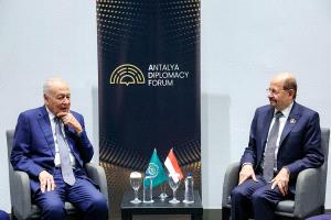 رئيس الوزراء وزير الخارجية يناقش مع امين عام الجامعة العربية تطورات الأوضاع