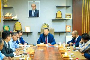 محافظ عدن يترأس اجتماعًا بمديري المديريات لتعزيز العمل الميداني وتحسين الخدمات
