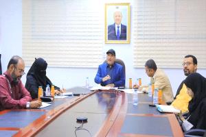 نائب وزير الصناعة يبحث مع لجنة الفريق الاقتصادي استقرار الأسواق وتسهيل الإمدادات