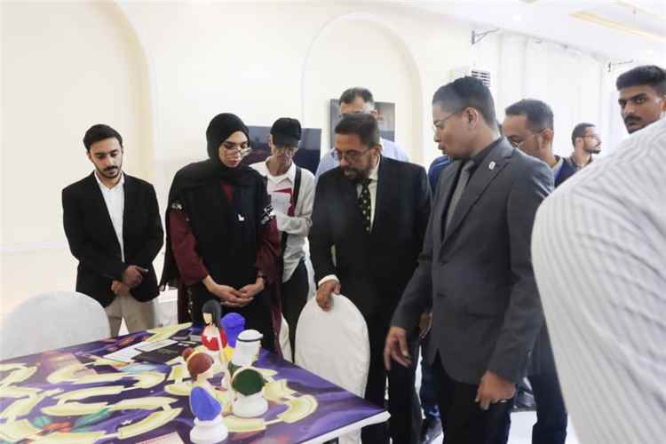 نائب وزير الثقافة يدشن في عدن معرض "أبعد من الحرب بقليل!" ويشيد بدور الشباب في بناء السلام