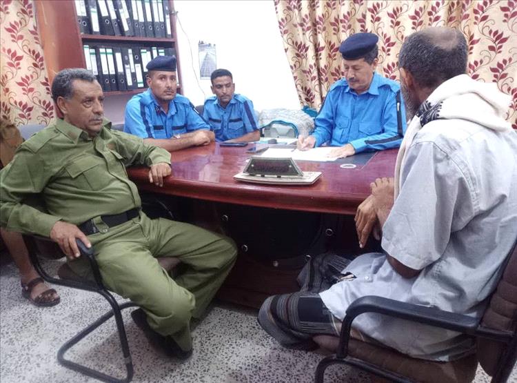 مدير شرطة السير بلحج يناقش مع نقابة النقل تنظيم حركة السير في مفرق الوهط – صبر