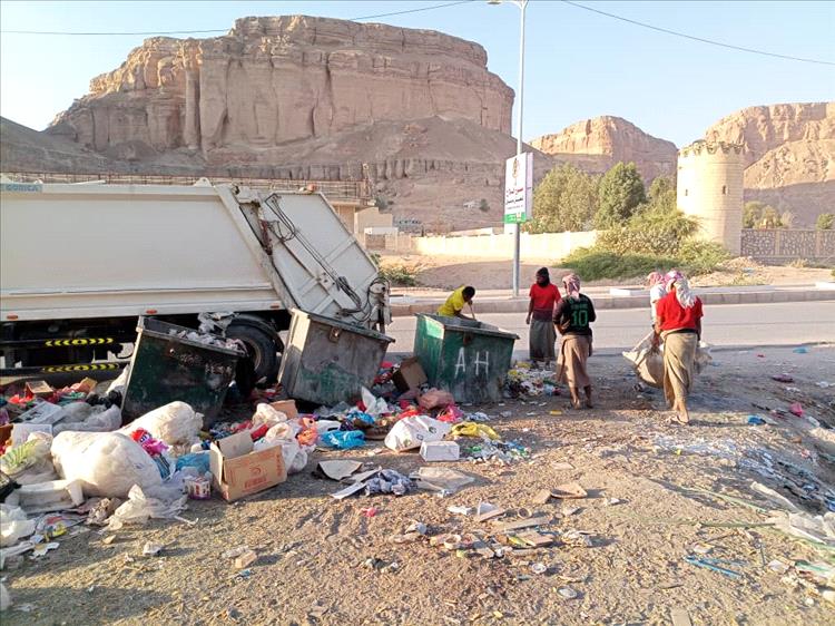 وحدة النظافة والتحسين بمديرية القطن تقوم بجمع المخلفات من شوراع و أحياء المديرية