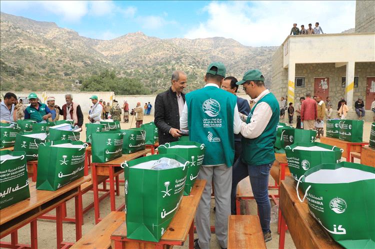 مركز الملك سلمان للإغاثة يوزع قسائم  الكسوة شتوية بمديرية القبيطة بمحافظة لحج