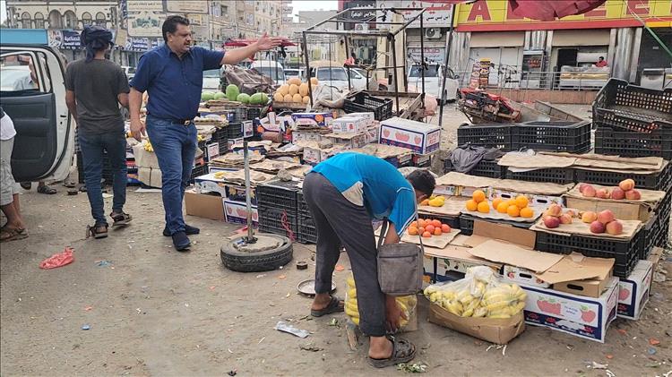 حملة لإزالة المظاهر العشوائية وتنظيم الحركة المرورية في مديرية المنصورة بعدن 
