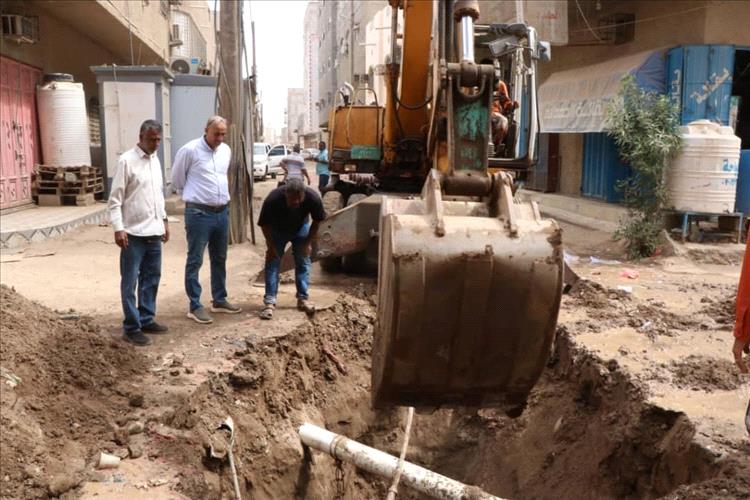 مدير عام مؤسسة مياه عدن يطلع على مستوى إنجاز مشروع تركيب خطوط الصرف الصحي في بلوك (10) بالمنصورة