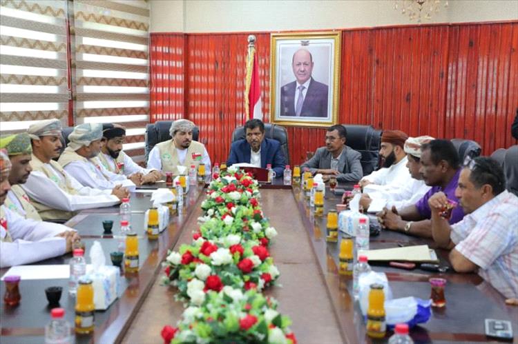 أمين عام محلي المهرة يناقش توزيع المساعدات العمانية الرمضانية