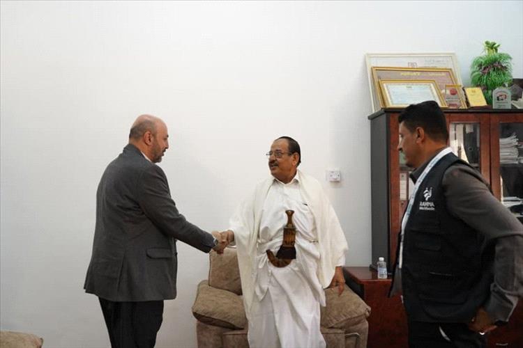 وكيل مأرب يبحث مع منظمة رحمة حول العالم الشراكة الإنسانية وتدخلاتها بالمحافظة