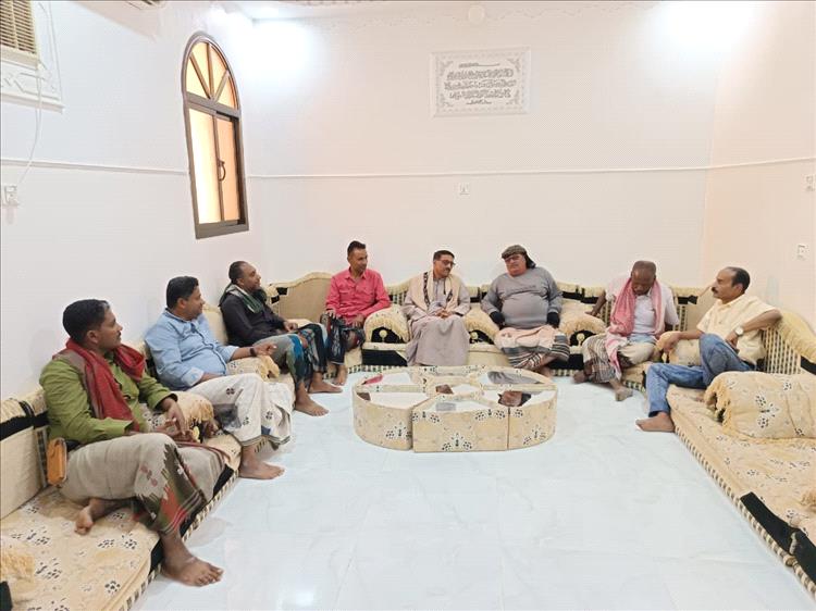 مدير عام مديرية تريم يطمئن على صحة عاقل حارة حي الردود