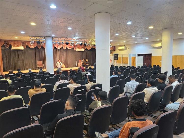 سيئون تشهد عرضاً مسرحياً غنائياً يجسّد قضايا المبدعين الشباب