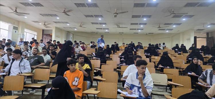 طلاب كلية العلوم الإدارية بجامعة عدن يشيدون بمستوى سير العملية الامتحانية والتنظيم الإداري 